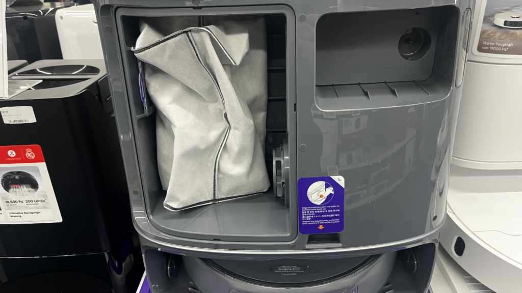 Geöffnetes Staubbeutelfach der Station des Narwal Freo Z Ultra