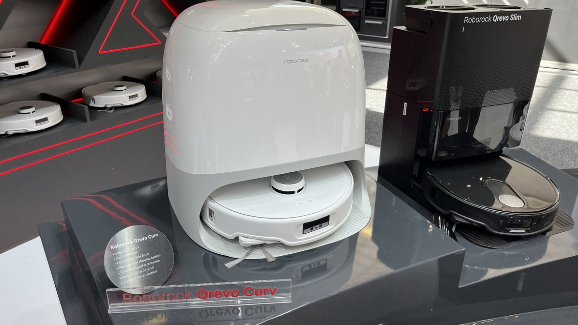 Roborock Qrevo Curv vor seiner Reinigungs- und Absaugstation