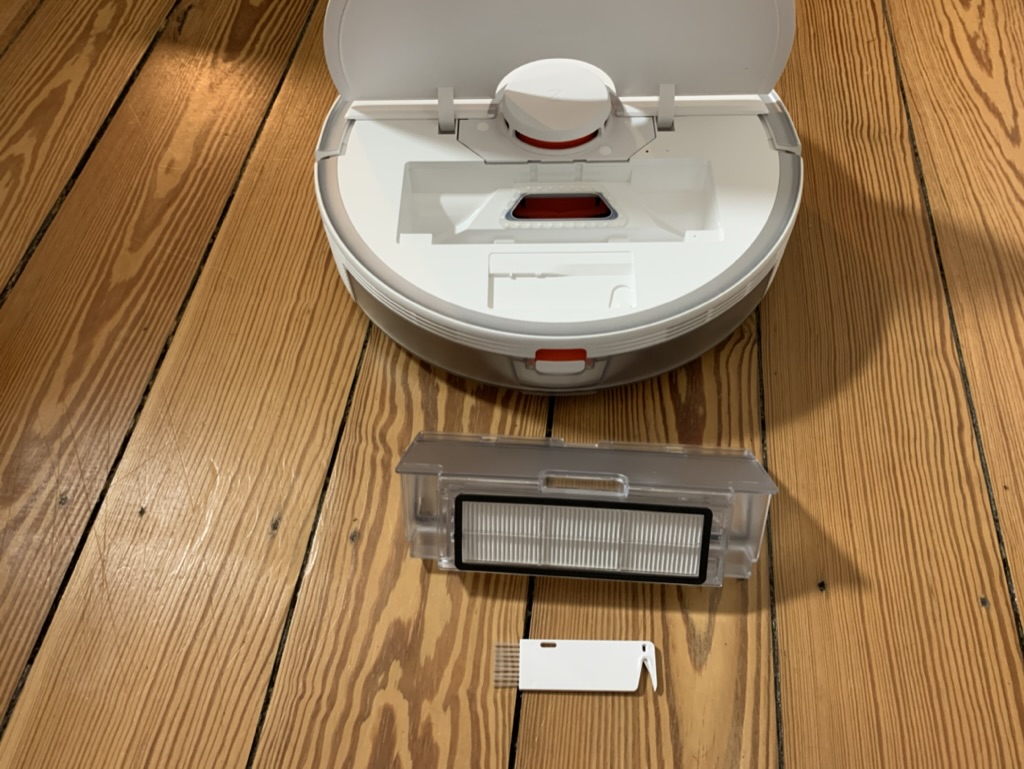 Roborock S5 Max mit geöffnetem Deckel und herausgenommenem Staubbehälter