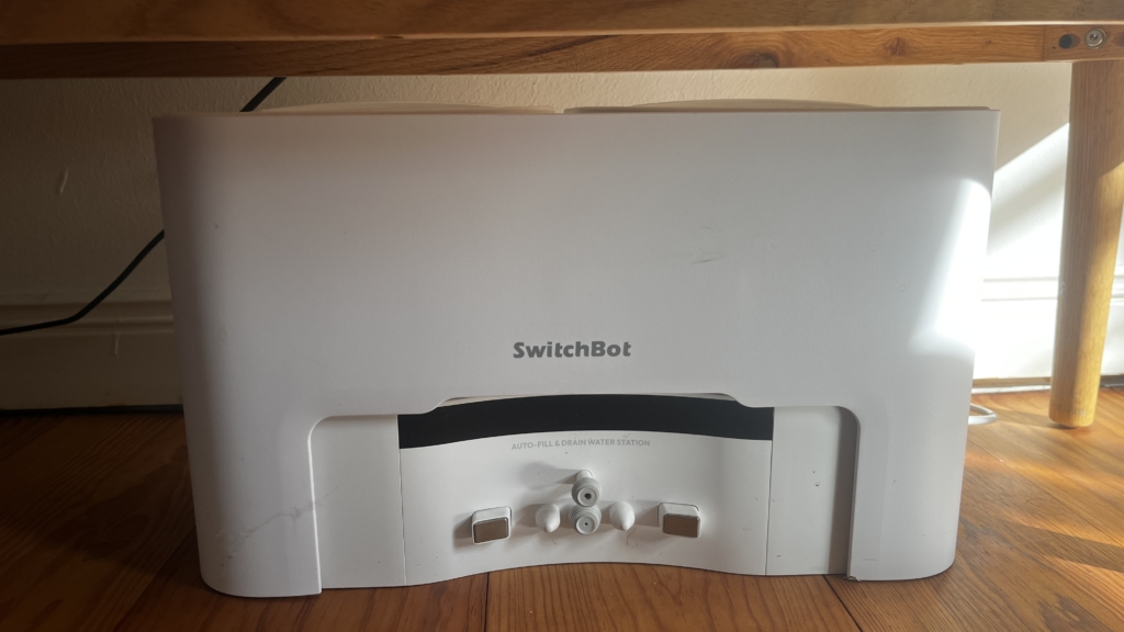 Wasserstation des SwitchBot S10 mit Anschlüssen für Frisch- und Abwasser