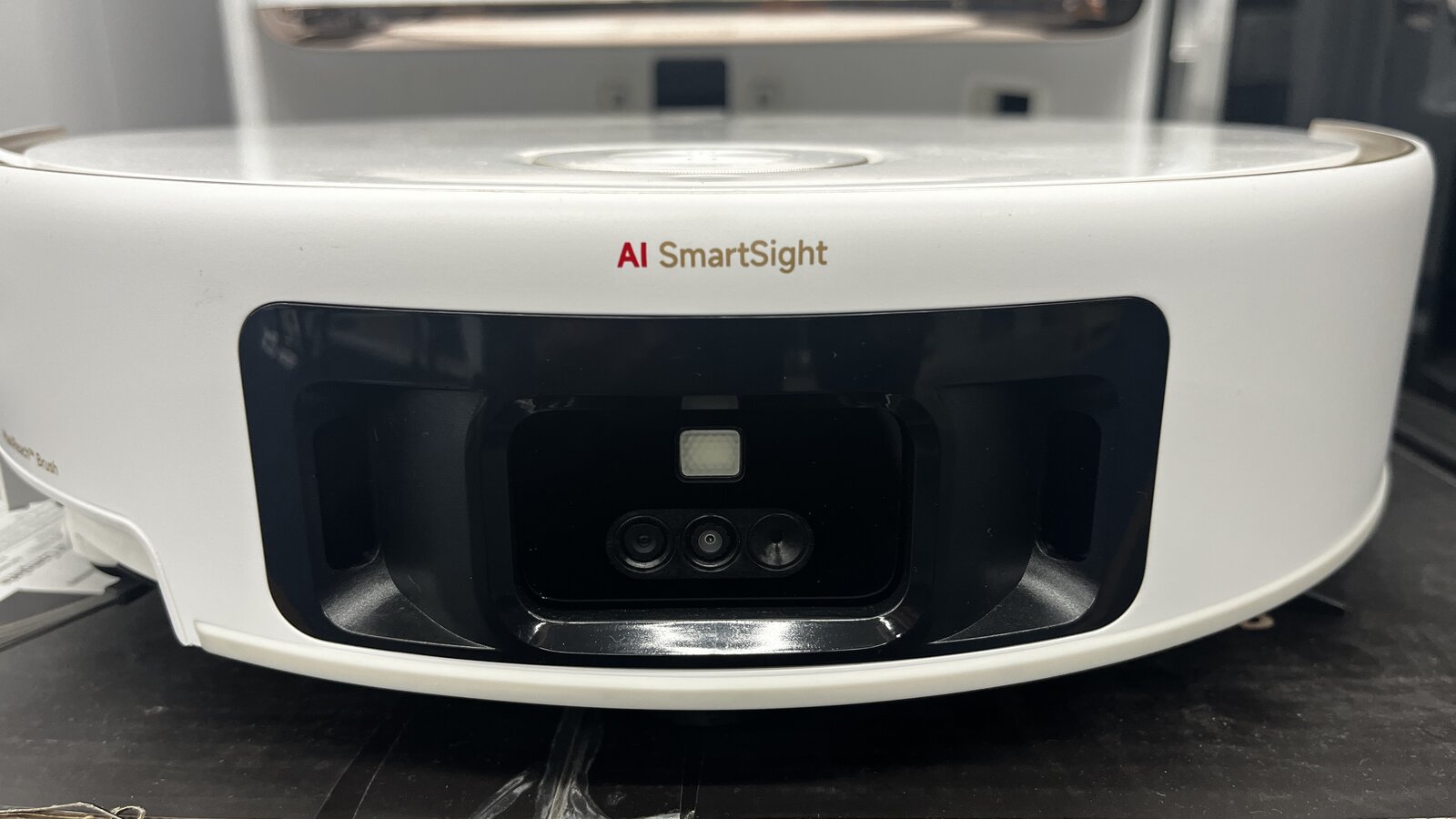 AI-SmartSight-Sensorik an der Gerätefront des MOVA Z60 Ultra Roller Complete