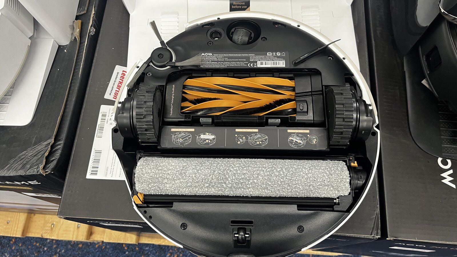 Unterseite des MOVA Z60 Ultra Roller Complete mit Wischwalze und Doppelbürste