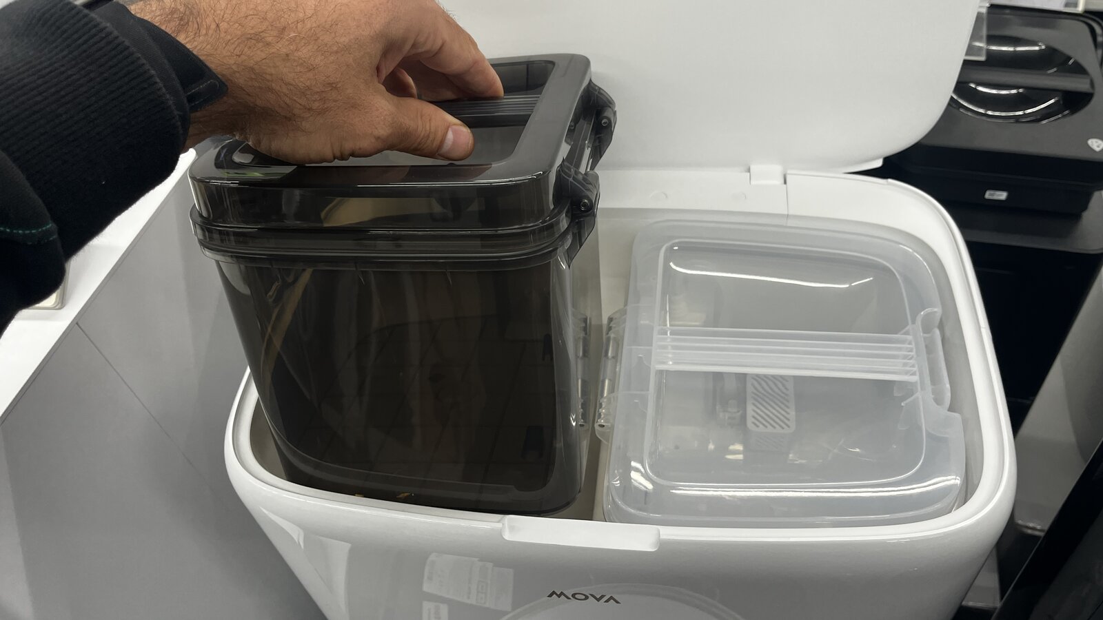 Frischwasser- und Schmutzwassertank der Reinigungsstation des MOVA Z60