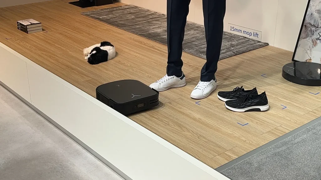 Ecovacs-Messedemonstration zur Hinderniserkennung mit Schuhen und einer Tierattrappe