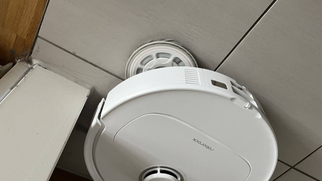 Ausfahrbarer Wischmopp des Roborock Qrevo Pro bei der Kantenreinigung