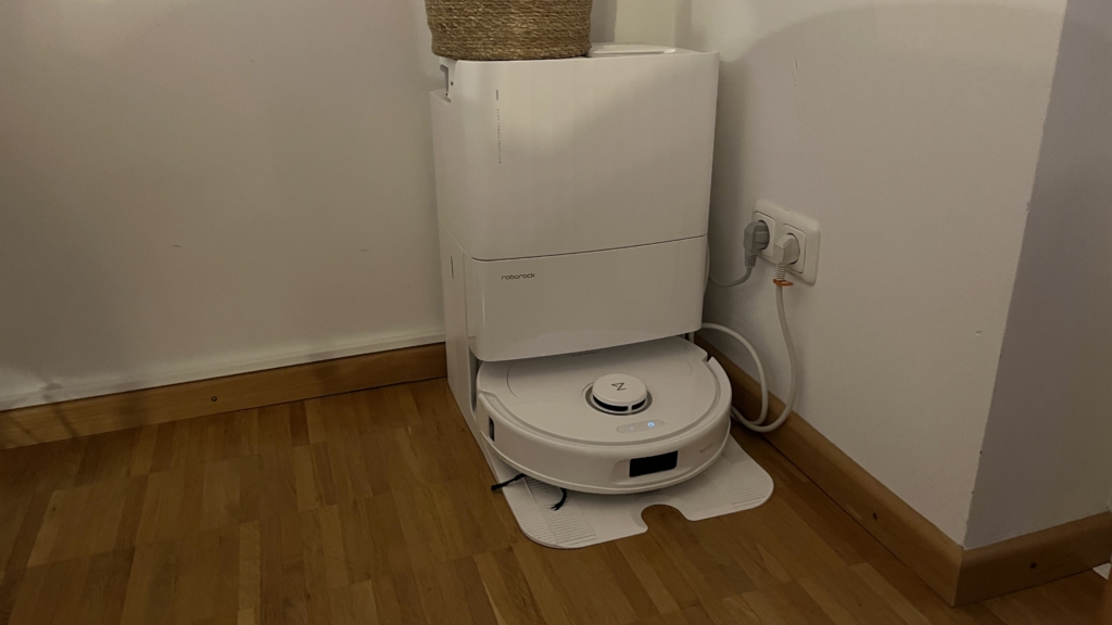 Roborock Qrevo Pro mit Multifunktionsstation im Wohnraum