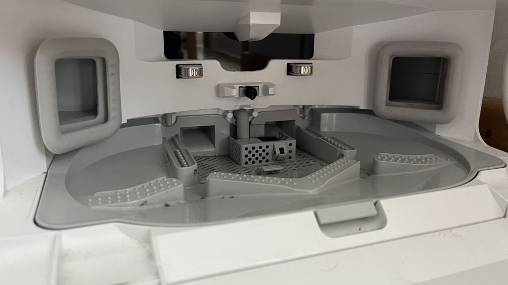 Innenraum der Roborock Qrevo Pro Station zur Reinigung der Wischmopps