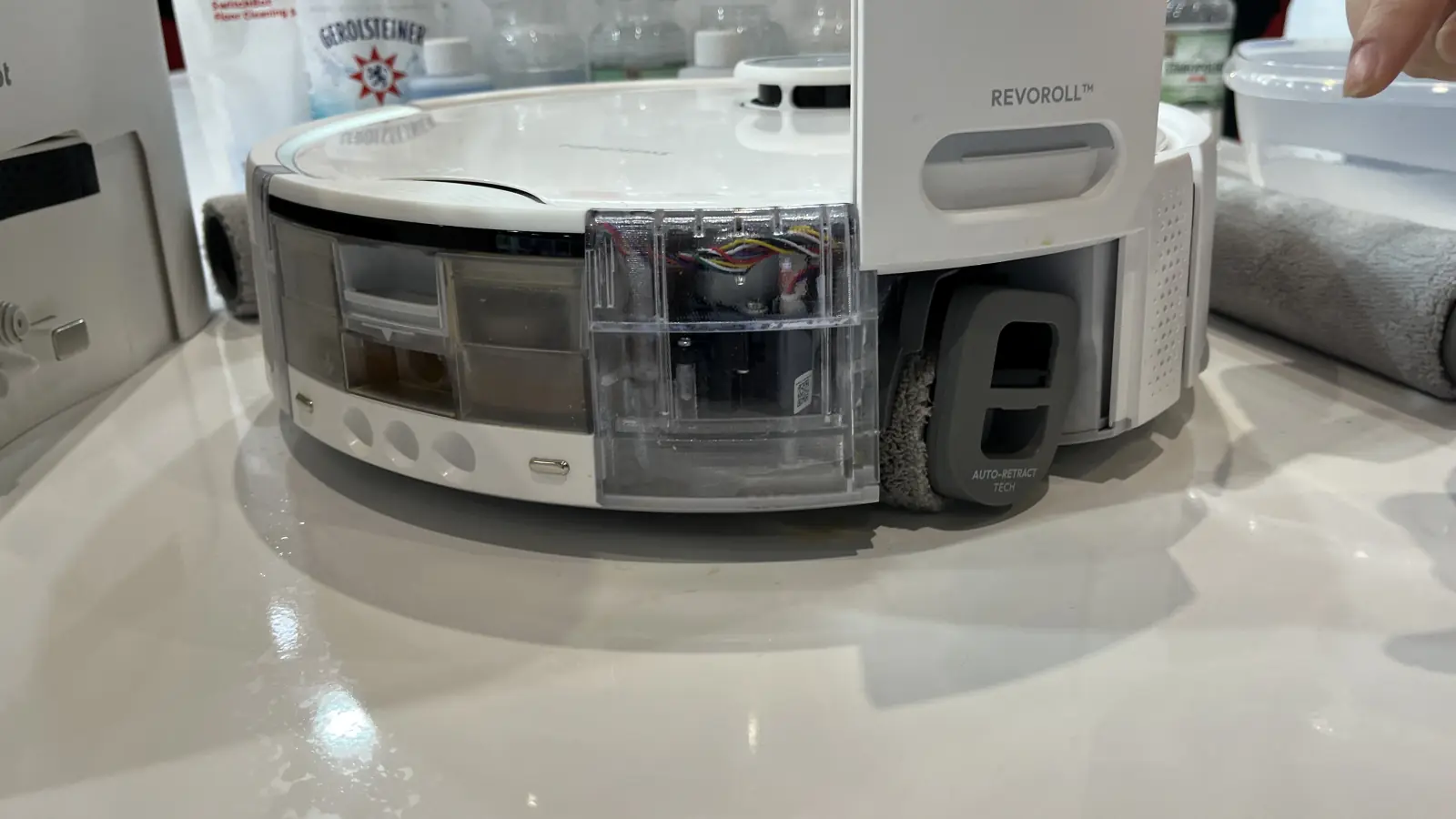 Nahaufnahme einer ausfahrbaren RevoRoll-Wischwalze an einem SwitchBot-Saugroboter
